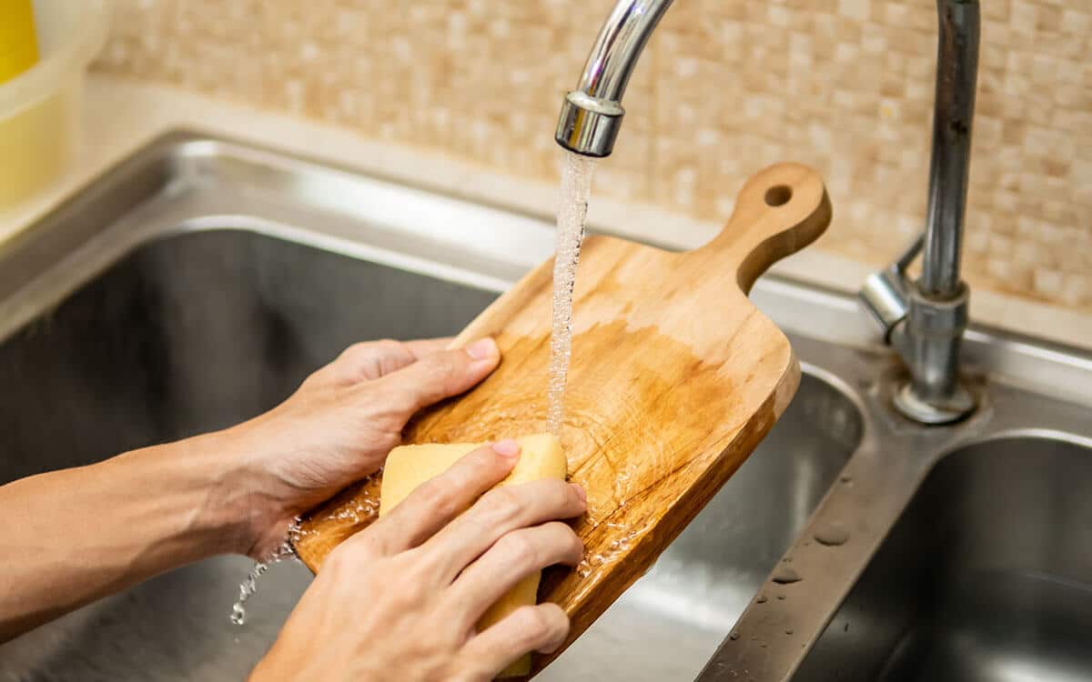 Vask skjærefjøl for hånd.